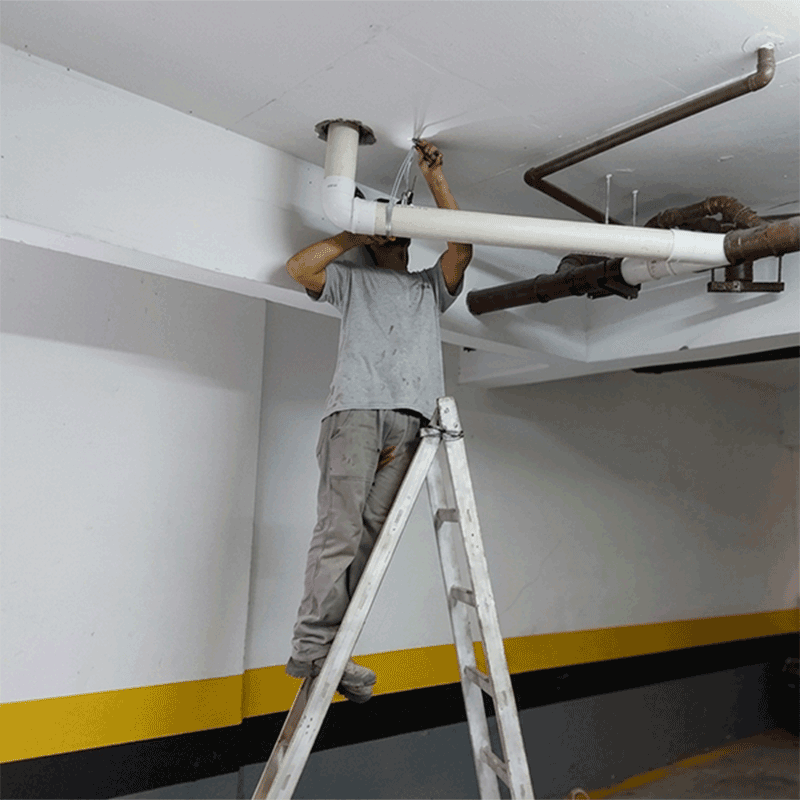 Profissional realizando serviço hidráulico especializado em Curitiba.